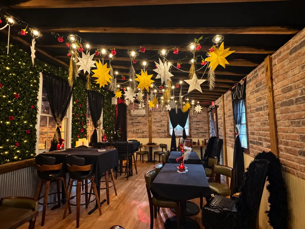 Murder Mystery dining room decorated with gold stars and red roses at The Oak & Ivy Taphouse